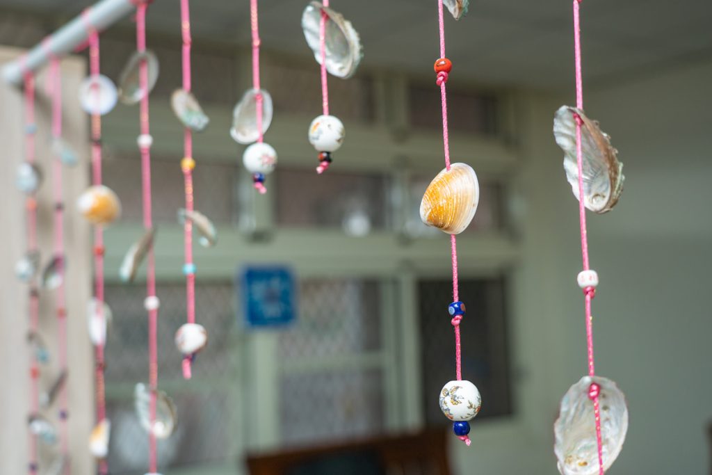 蚵殼等海洋廢棄物再利用，成為綠照站手作課堂創作的素材，也呼應環保理念。