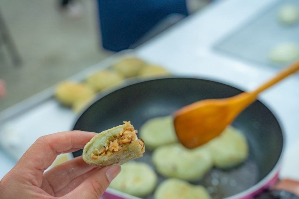 用煎的方式料理，讓草仔粿外皮變得酥脆不易黏牙，但仍保持Ｑ彈口感。