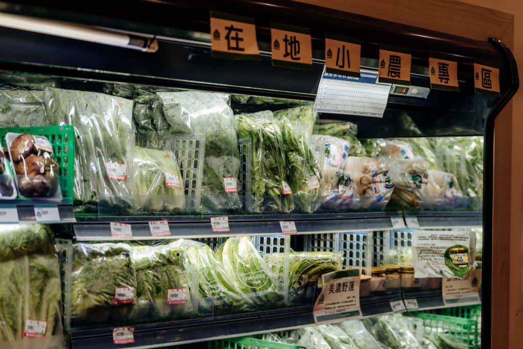 美濃農會超市是「食材珠寶盒」，販賣豐富多元的在地農產。