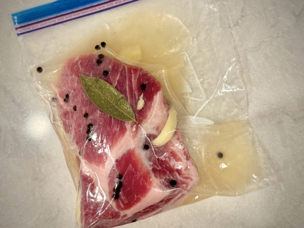 食材
豬肩肉、蘋果、鮪魚醬（鮪魚罐頭1罐、酸豆10 顆、鯷魚2 條、馬士卡彭4大匙、蛋黃1顆、檸檬汁少許）
調味料
白酒、鹽、月桂葉、黑胡椒粒、蒜瓣、橄欖油
