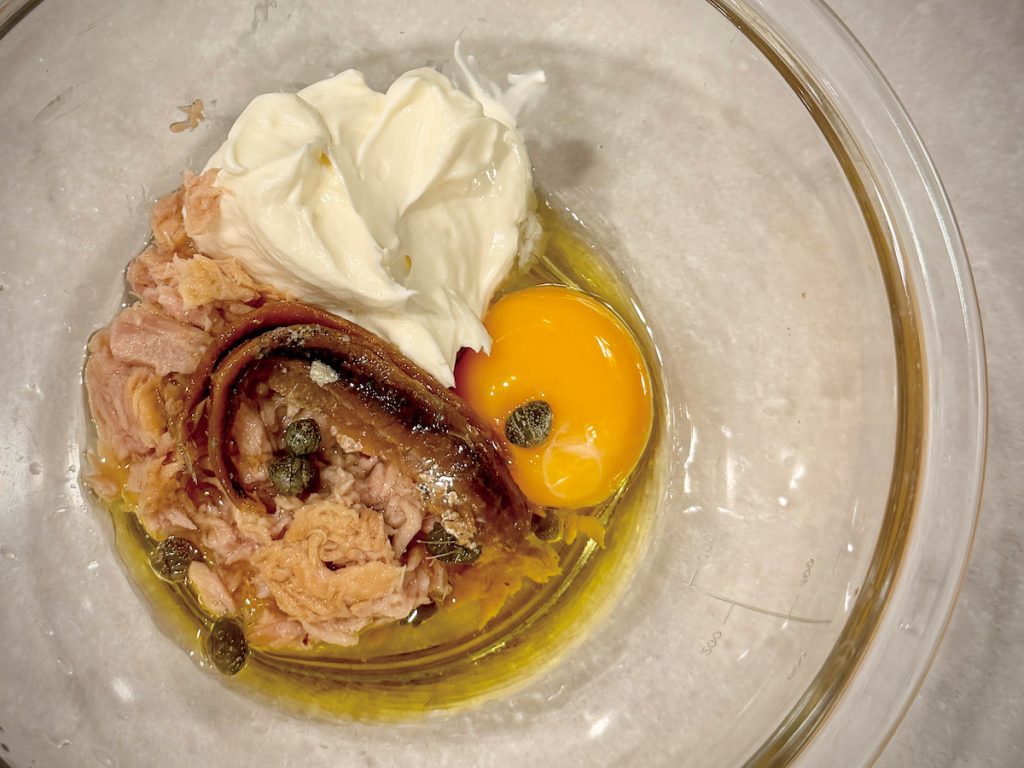 料理步驟
1 豬肩肉抹鹽，與月桂葉、黑胡椒粒、蒜瓣放入袋中，倒入白酒擠出空氣密封，冷藏醃漬一晚。
2 取出袋裡液體倒入鍋中，加入足夠覆蓋肉塊的水，沸騰後轉小火再加入肉塊，慢煮30 ∼ 40分鐘直到熟透。
3 撈出放涼後冰鎮2 小時以上，切薄片備用。蘋果切絲備用。
4 鮪魚醬材料以攪拌棒打至滑順，可用橄欖油調整稠度。
5 肉片與蘋果絲鋪底，淋上醬汁，綴以橄欖油及現磨黑胡椒。
