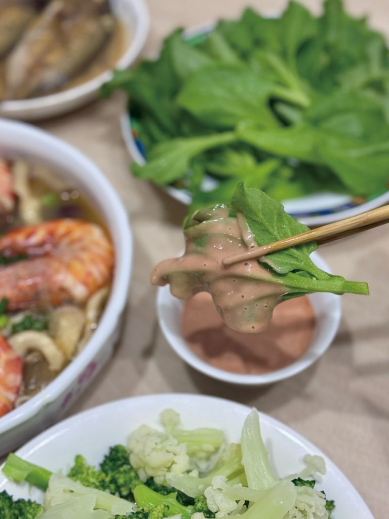 早摘的冰花嫩葉，沾上母親特調千島沙拉醬，酸甜開胃，是餐桌上人氣的一品。