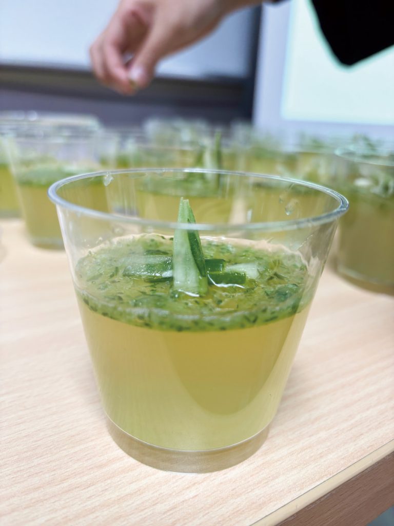 小黃瓜果凍實品,以冬瓜茶凍為基底,淋上小黃瓜露,增加口感變化。