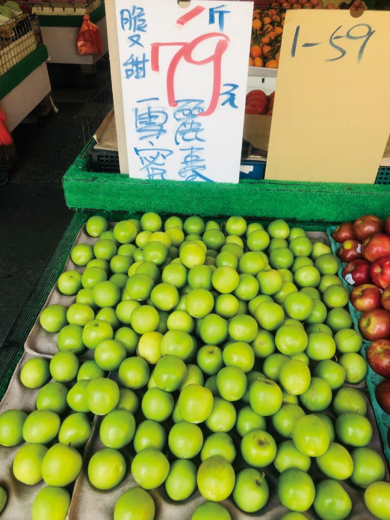 台農13號－雪麗在市場水果攤販售情形。