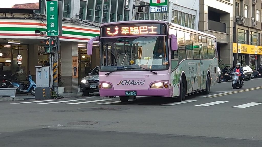 幸福巴士形成的微型公共運輸網，有助偏鄉長者的日常需求。（攝影／T Gordon Cheng on Wikimedia Commons CC BY-SA 4.0 DEED）