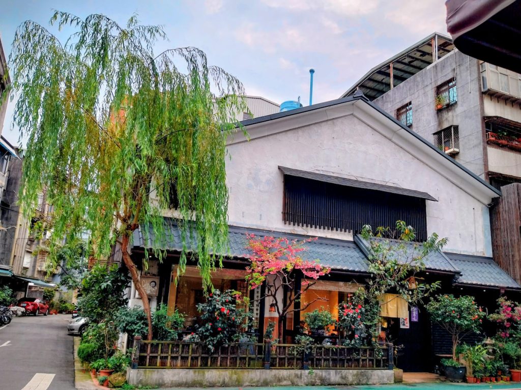 三日月茶空間的內外,季節感十足。