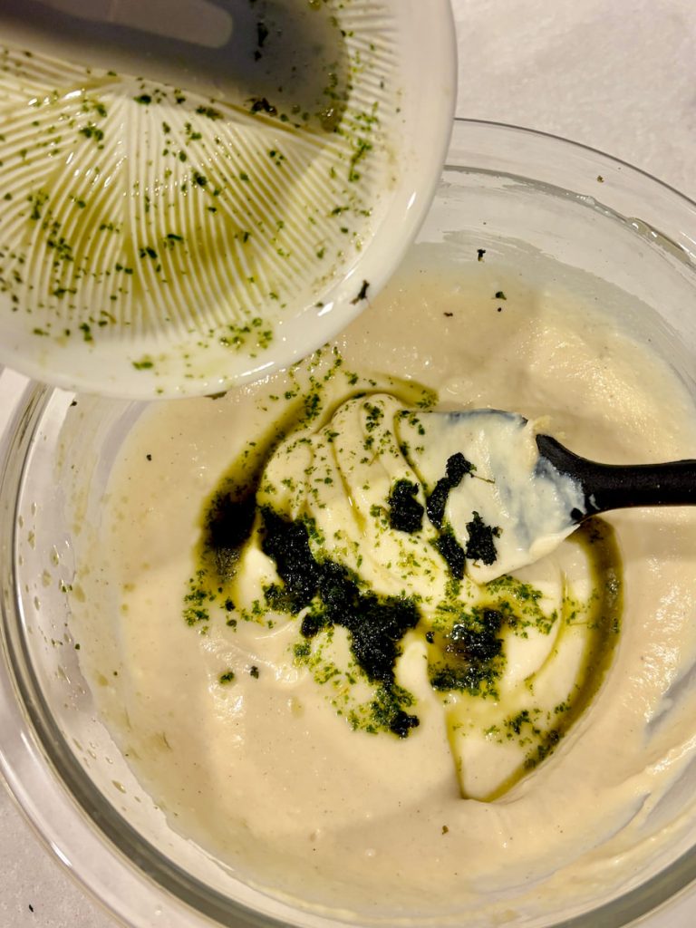 4 芝麻醬、白味噌、鹽滷豆腐約1：1：2，用刮刀混合攪碎成慕斯狀。薄荷葉約十五到二十片，研成泥後均勻拌入。