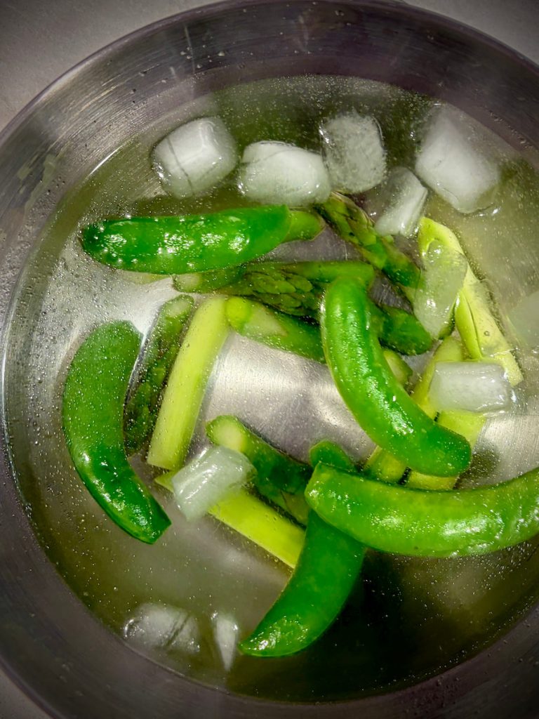 料理步驟
1.滾水裡加入少許鹽與橄欖油，先燙甜豆與蘆筍，約一到兩分鐘後撈起冰鎮瀝乾。甜豆剝開備用。