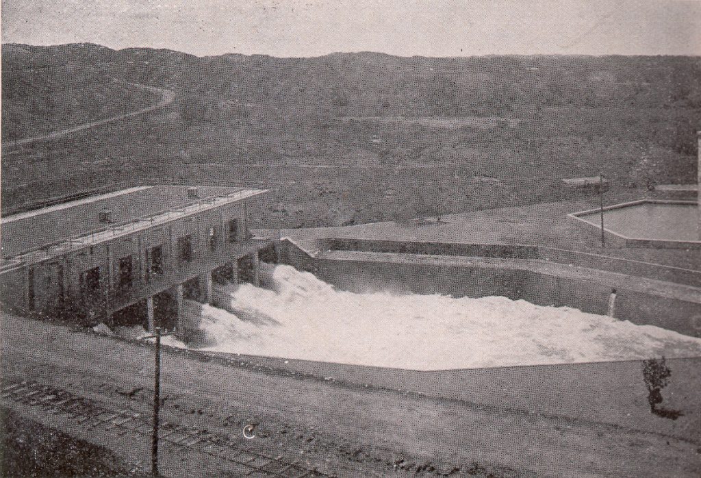 嘉南大圳烏山頭水庫送水口1932年(左)及2020年(右)的樣貌。(圖片提供/國立臺灣大學圖書館及烏山頭水庫風景區)