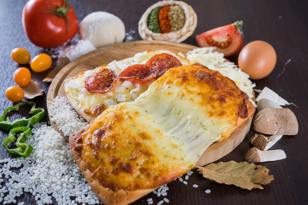 披薩市將蓬來米粉加入麵團,讓披薩餅皮更加酥脆(照片提供/披薩市)