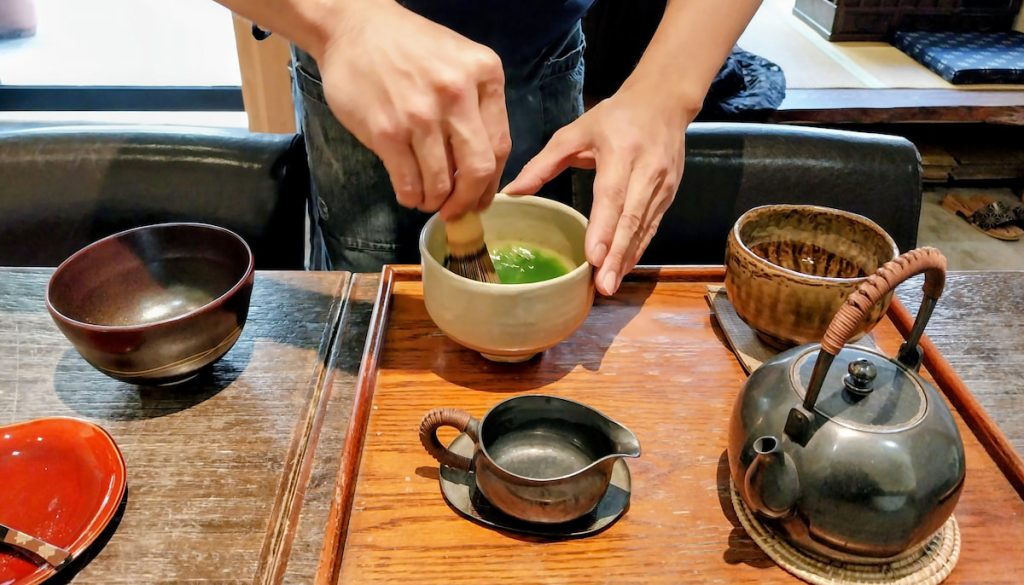 於店內享用完草莓雪玉,欣賞桌邊刷抹茶的手藝。