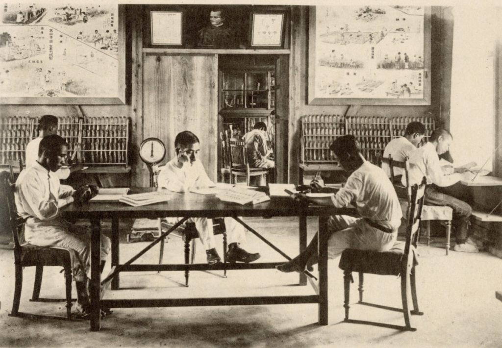 磯永吉、末永仁於育種實驗室工作情形。(圖片提供/國立臺灣大學圖書館)