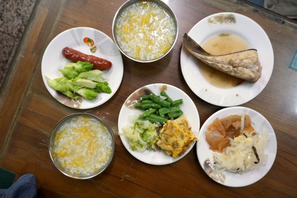 這樣一桌大姐目測臺幣兩百八十元。