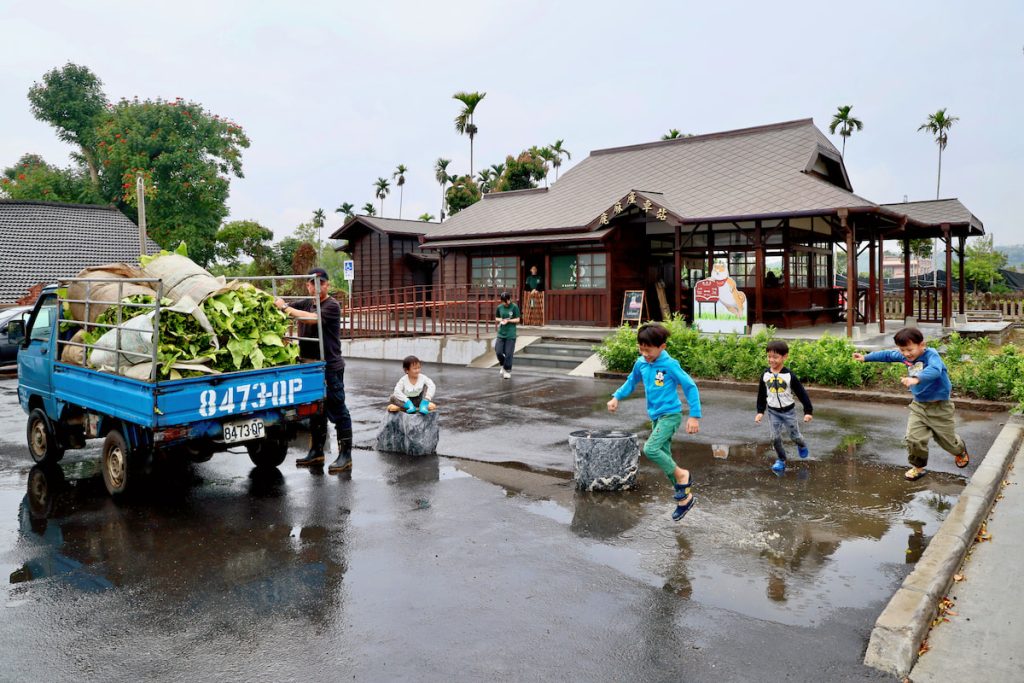 農忙過後，廣場水坑成了孩子的樂園。