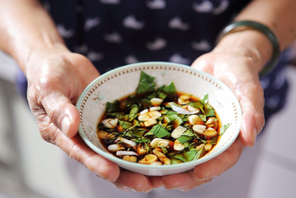 醬油配蒜頭、九層塔等香草是客家沾醬特色配法。