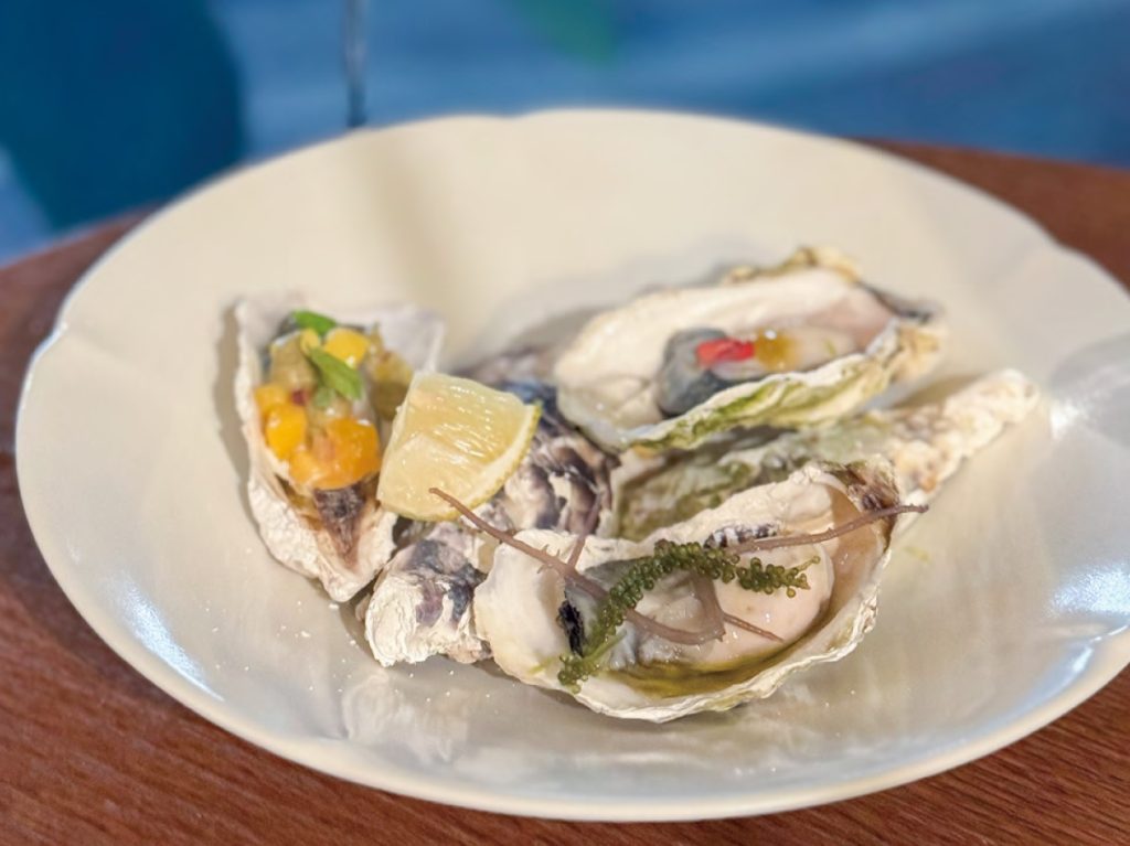 澎湖牡蠣三重奏嚐得到海水的鮮美滋味,配上風茹草康普茶,豐富味覺體驗。