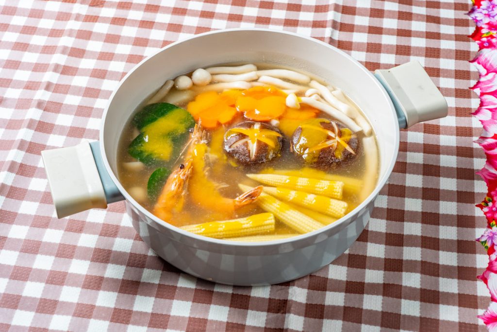 蔬菜、菌菇，加入肉類、海鮮，淋入桔醬當湯底，變成清爽不負擔的桔醬火鍋。