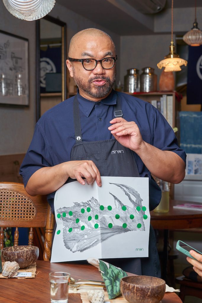 韓秀光負責引領客人品嚐季風菜餚中的客家味。