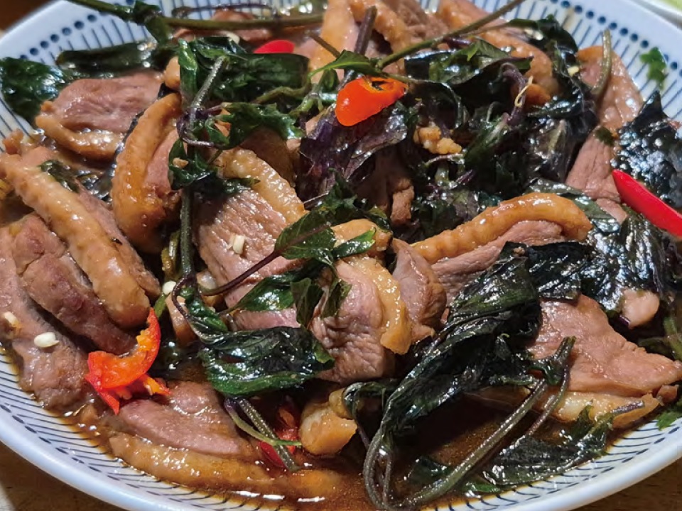 北客家代表菜:紫蘇炒鴨肉。