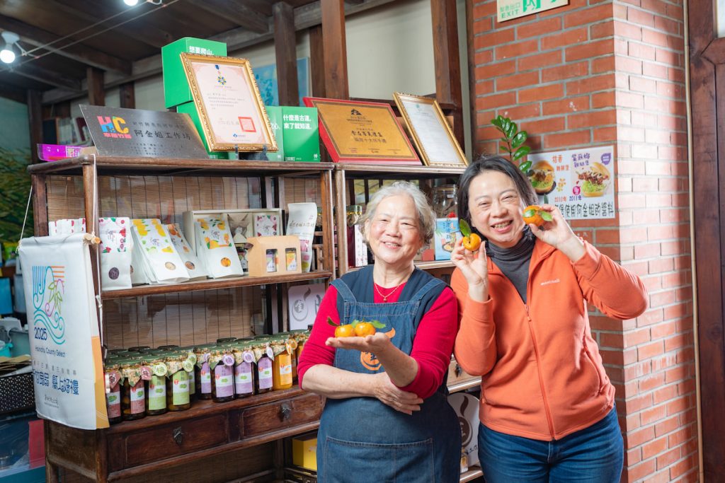 從醃梅到桔醬，古董櫥櫃展架上擺放許多醃漬加工品。