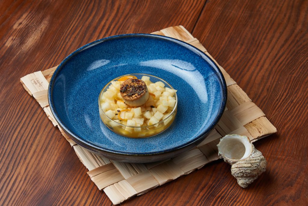 「外公的梨子海」用水果、杏鮑菇組合成客家桔醬風味。