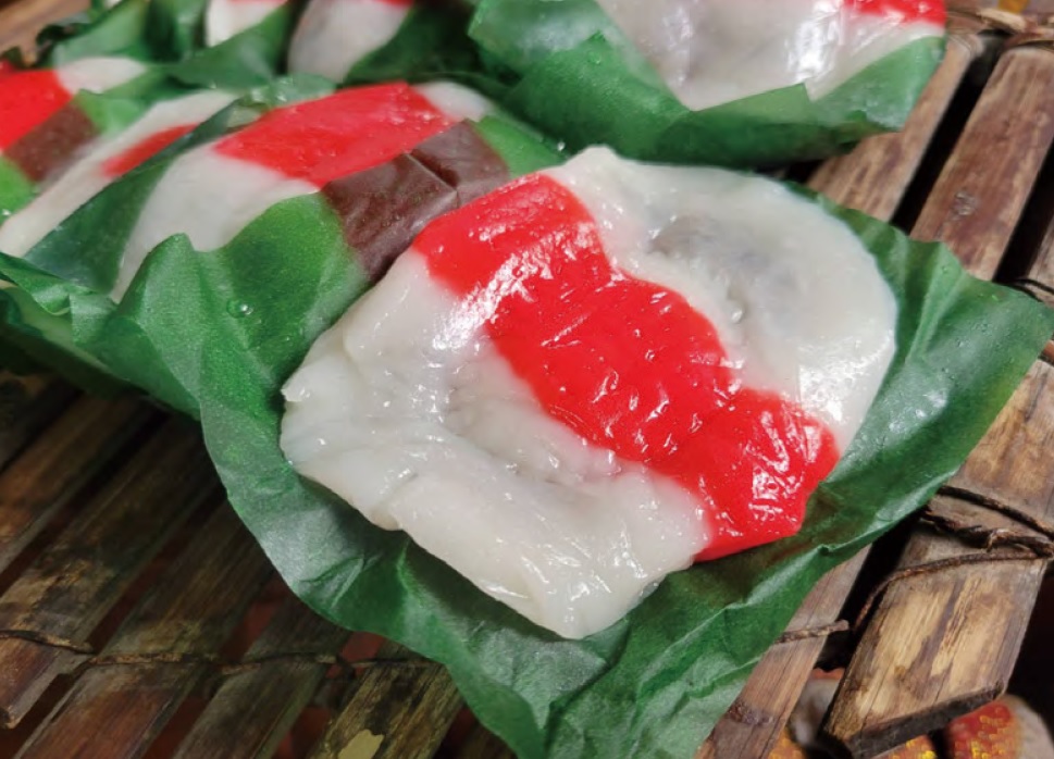 傳統客家家庭生男出丁,會用新丁粄祭祖,向祖先與伯公(土地公)報告出丁喜訊。美濃新丁粄製作,作法和閩南的紅龜粿大同小異;但不同之處是粄上會多一條紅帶,以增添喜氣。