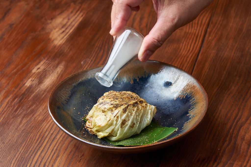 菜包上桌時倒上的燻煙，是想營造「戰爭」氛圍。