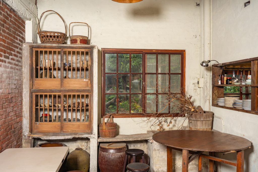 伙房屋中的用餐與接待空間,仿保留老屋格局與裝飾。