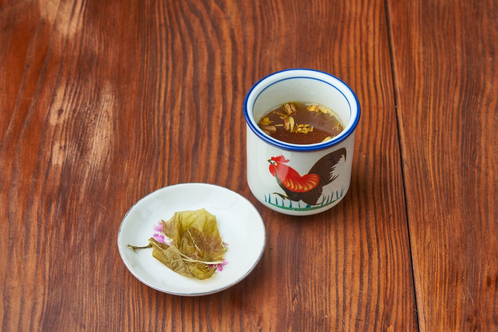 米粉湯先純飲，再搭配附上的鹹菜，同時享受兩種滋味。