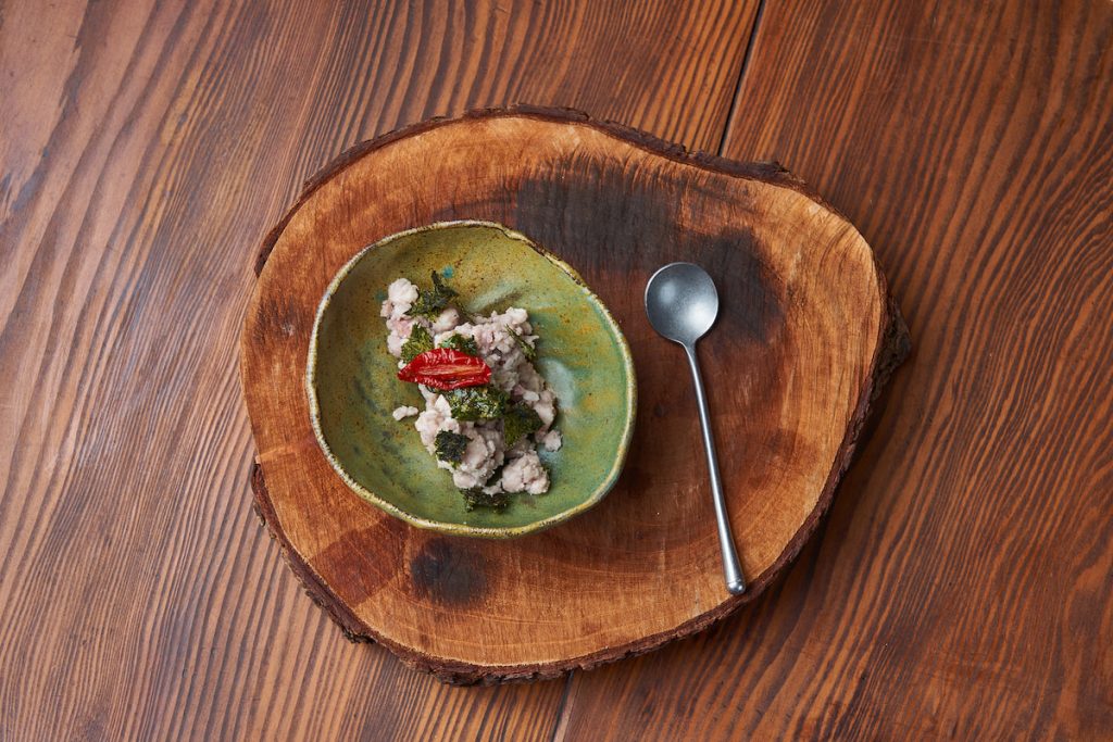 檳榔心芋、九層塔與樟木盤描繪廖永勛的家鄉風景。