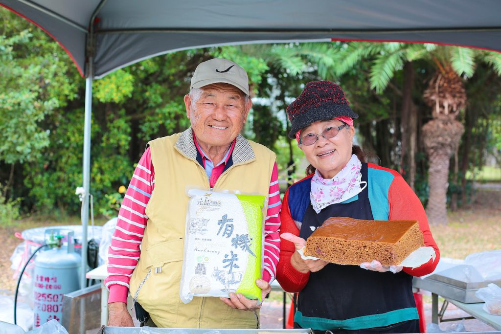 陳家成種稻,妻子陳林金蕊則用一雙巧手製作米食。