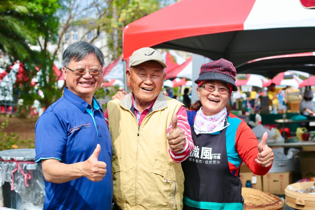 高雄區農業改良場副場長吳志文(左)認為,陳家成一家好學而堅韌,才能成就好米。
