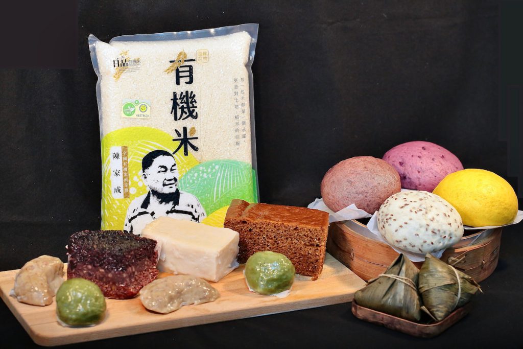 因應加工需求,陳家成種有十餘種米,製成粽子、粿、米饅頭、黑糖糕等加工品。