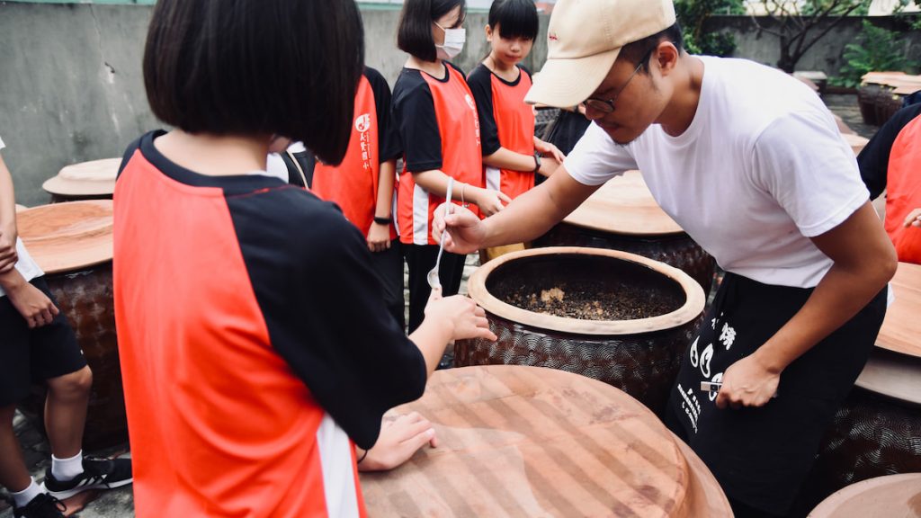 孩子品甕中原汁。