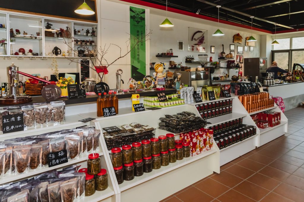 園區中「百勝村咖啡莊園」銷售的精品咖啡豆、梅子等農產品。