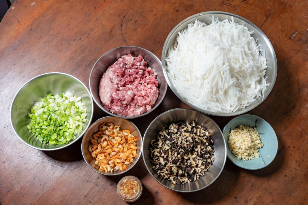 製作客家粄食的主要食材有蘿蔔絲、肉末、香菇與蒜苗等。