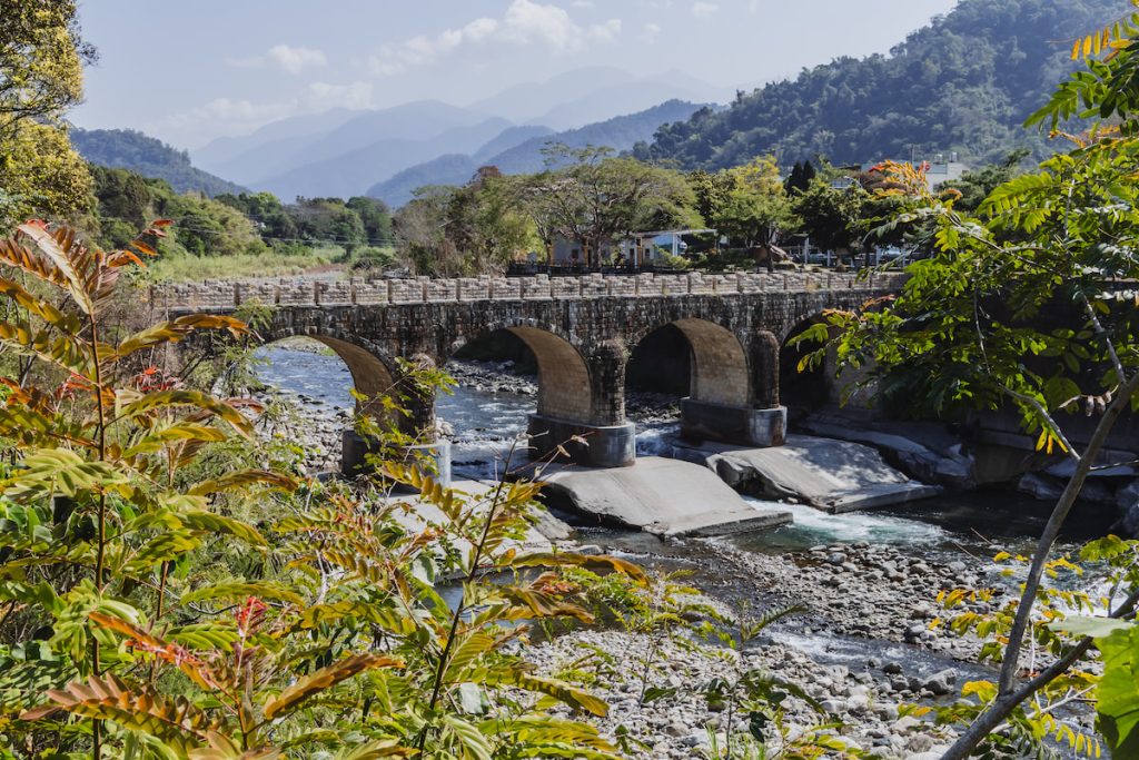 北港溪糯米石橋，用糯米漿與石塊砌成，結構極為堅固。