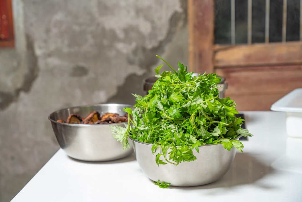 艾草是製作客家艾粄的重要靈魂。