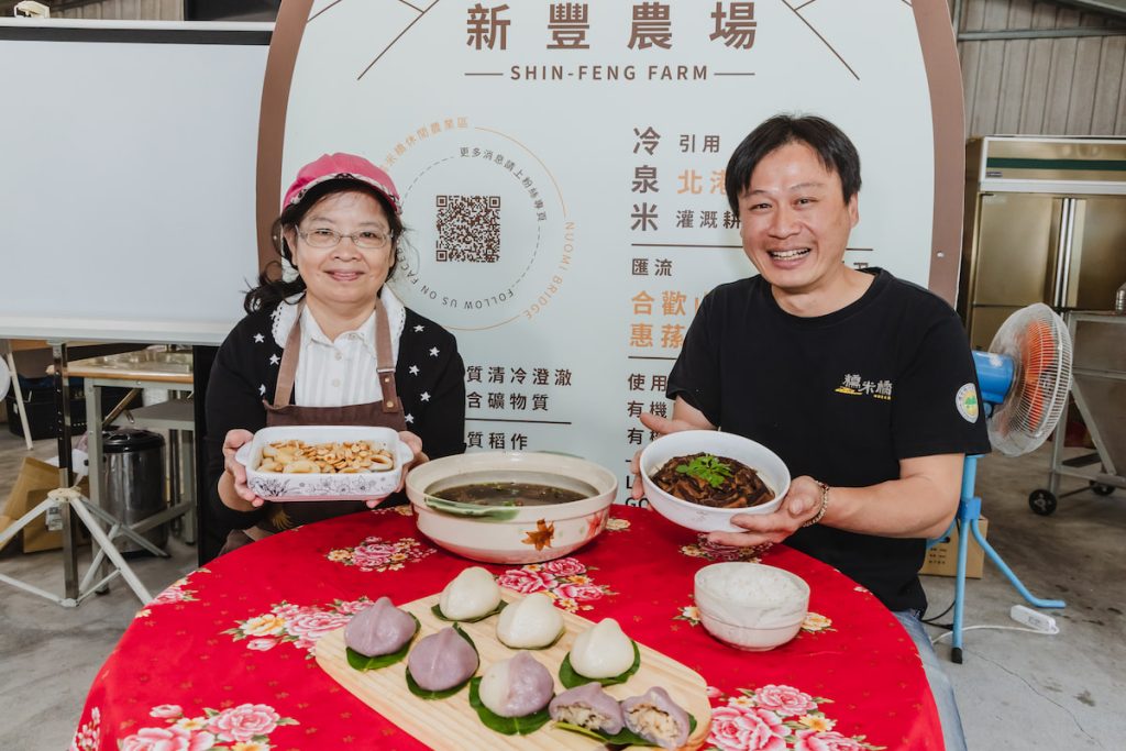 何秉諭（左）與黃國峰（右）相當自豪園區的特色客家美饌。