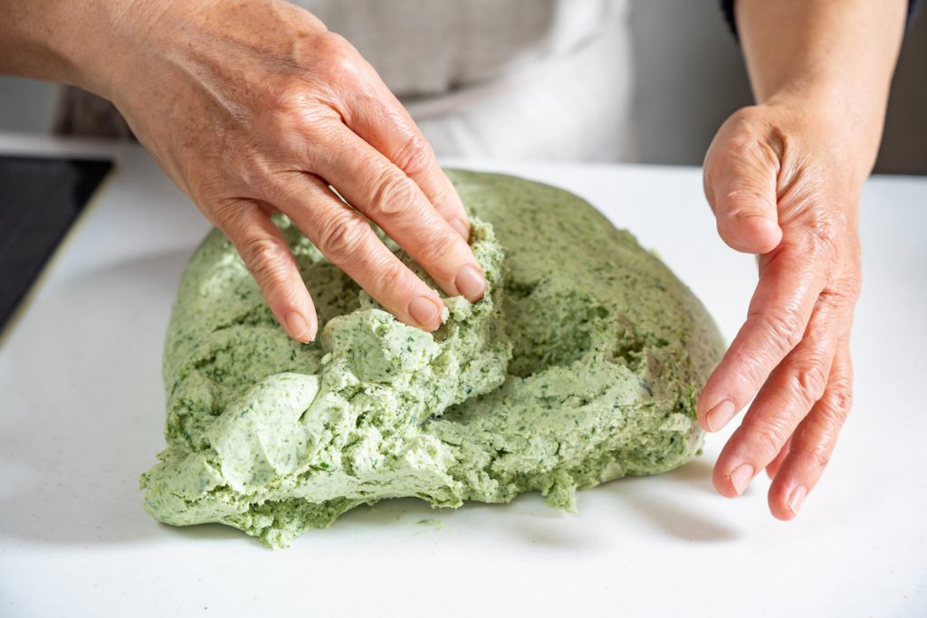 煮熟艾草與米糰反覆揉合,使青草纖維、香氣慢慢融入粄皮。