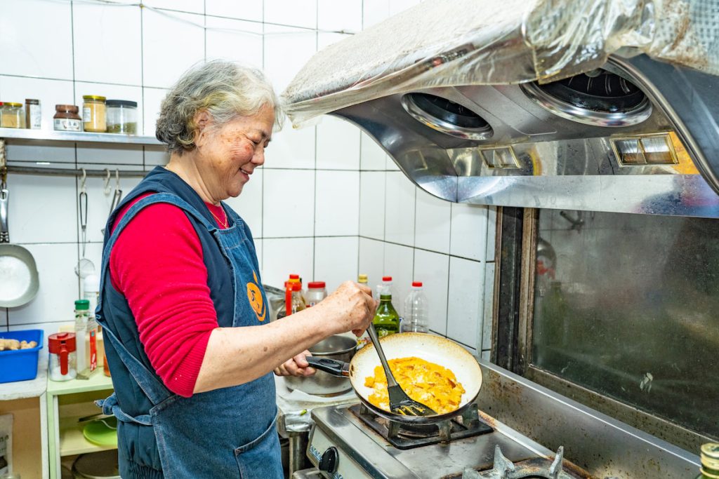 傳統客家婦女坐月子會吃桔餅煎蛋補身。