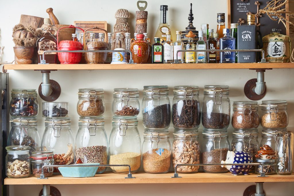 瓶瓶罐罐醃漬食材,隨時神來一筆為料理增添美味。