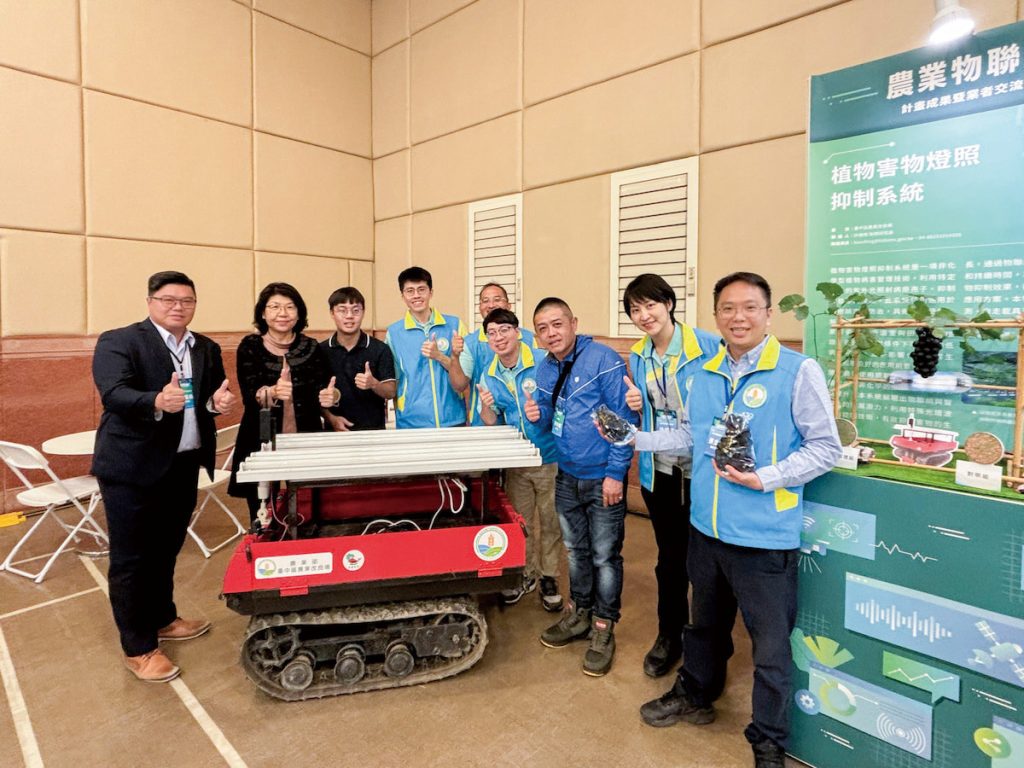 植物害物燈照抑制系統已完成技轉,臺中農改場研發團隊與技轉廠商合影。