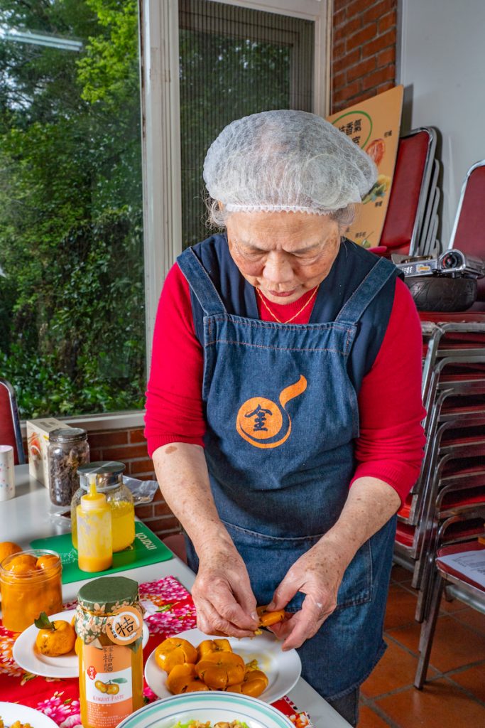 阿金姐示範一顆酸橘可以擠壓出二三十顆籽，種籽有苦澀味，必須挑掉。