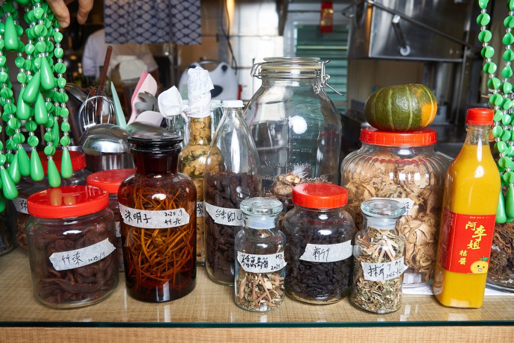 玲琅滿目的客家食材，是廖永勛的珍藏。