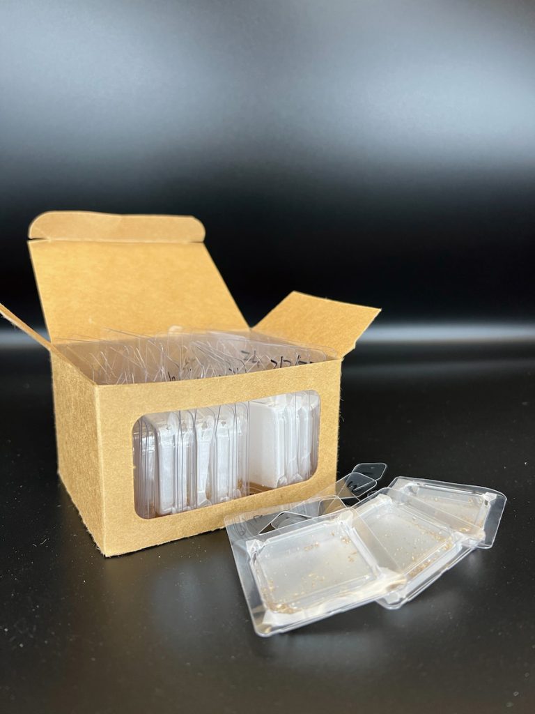 新型態的草蛉卵片，設計懸掛的把手，可吊掛在植株上的方式施放。