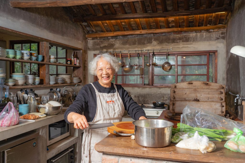 秋琴阿姨熟練地展現多年累積的客家粄食手藝。