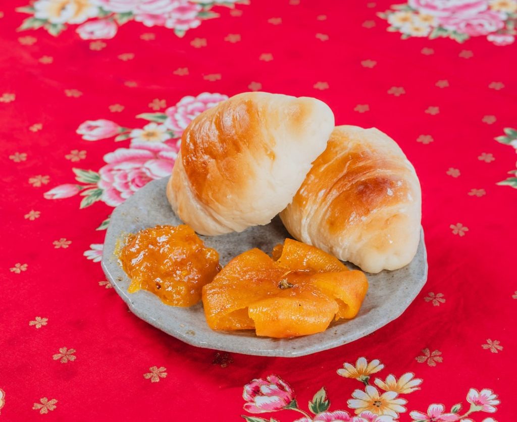 冷泉米麵包口感鬆軟、富有米香，沾香檬醬是絕配。