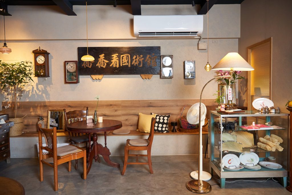 細看餐廳擺設，像是客家庄廳堂。