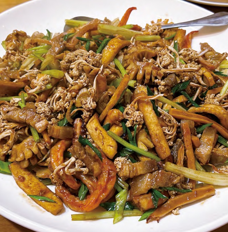 豪華客家小炒,加入烏魚腱和白花椰菜乾,莊雅閔自嘲「窮得只能吃烏魚腱」。